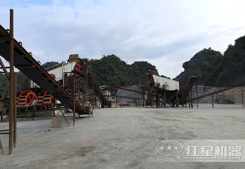 方案三配置現(xiàn)場：破碎機(jī)+制砂機(jī)+洗砂機(jī)，費(fèi)用80萬以上